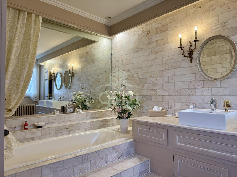 Maison - 280 m² - 7 pièces