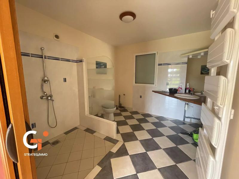 Maison - 220 m² - 8 pièces