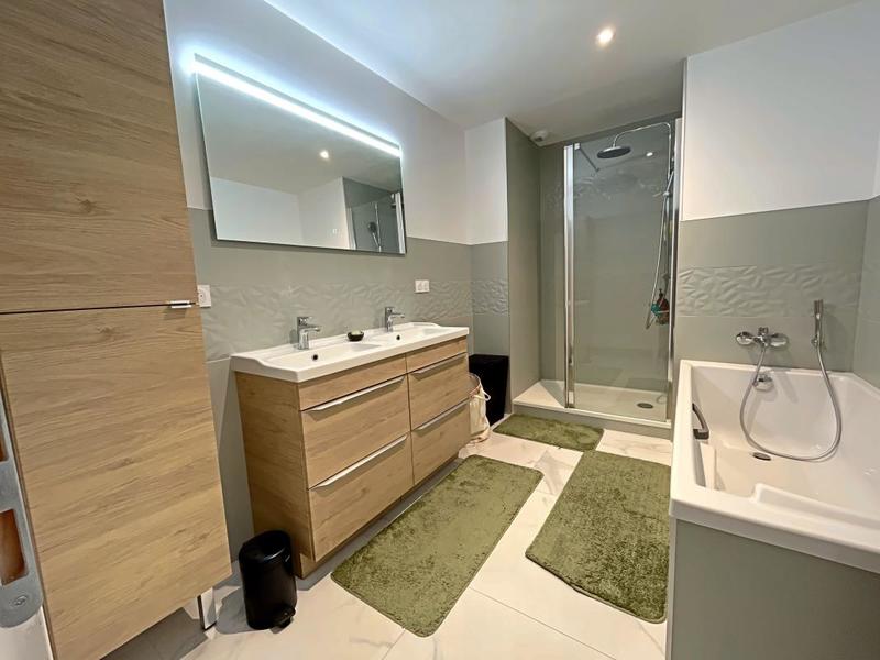 Maison - 220 m² - 6 pièces