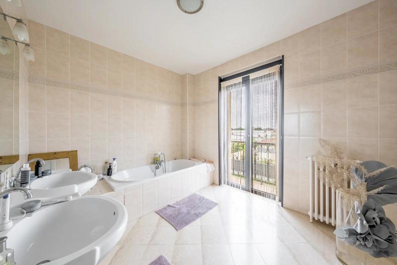 Maison - 1 000 m² - 7 pièces