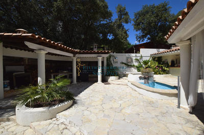 Villa - 245 m² - 9 pièces