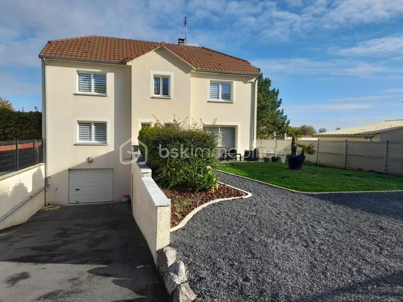 Maison traditionnelle - 220 m² - 9 pièces