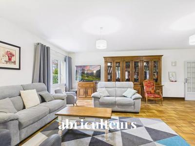 Propriété - 260 m² - 8 pièces