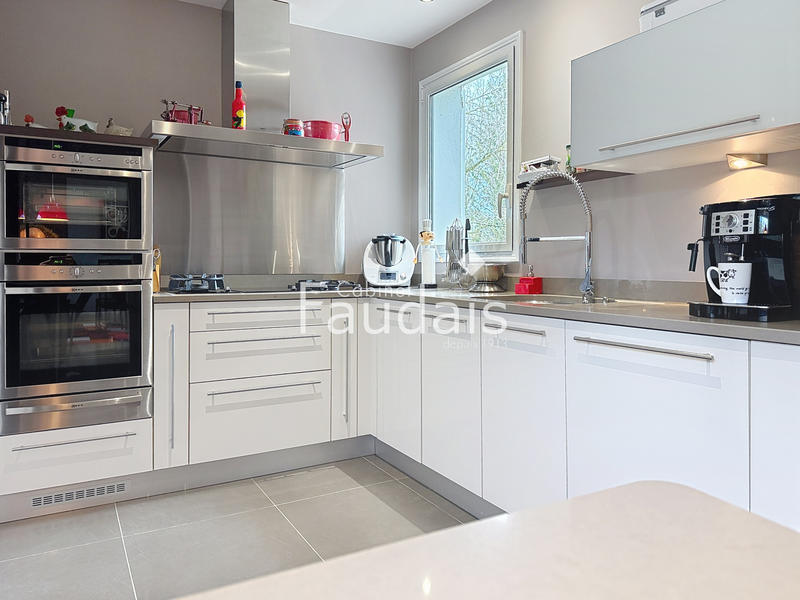 Maison - 275 m² - 9 pièces