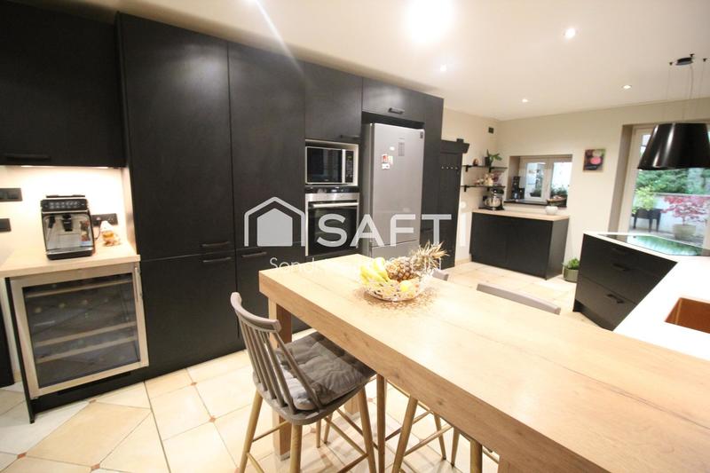 Maison - 284 m² - 10 pièces