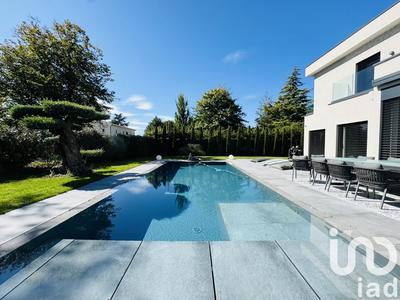 Maison - 240 m² - 8 pièces