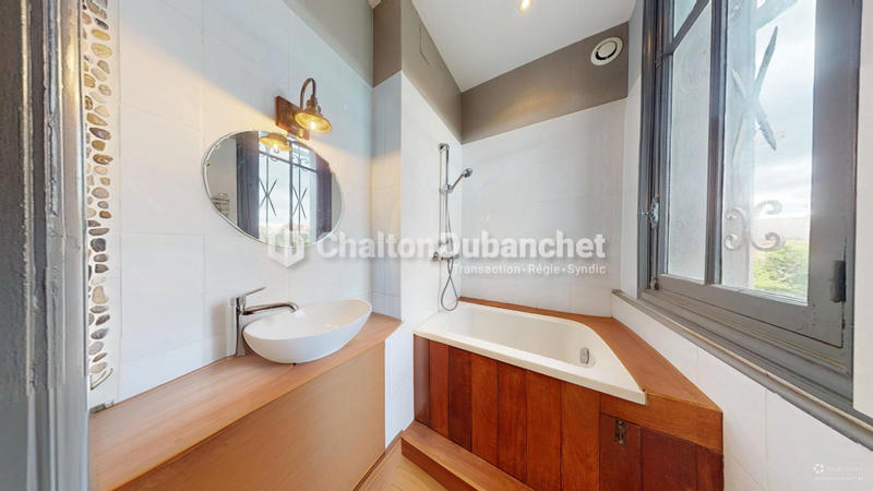 Maison - 200 m² - 8 pièces