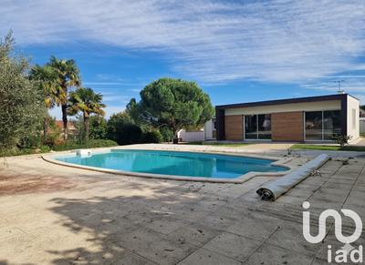 Maison - 242 m² - 7 pièces