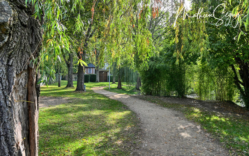 Terrain constructible - 1 200 m²