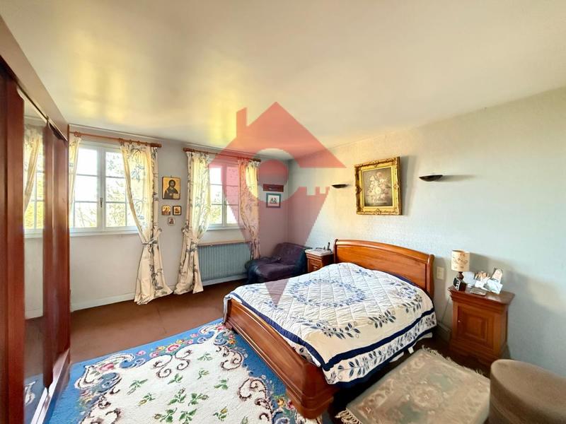 Maison - 240 m² - 9 pièces