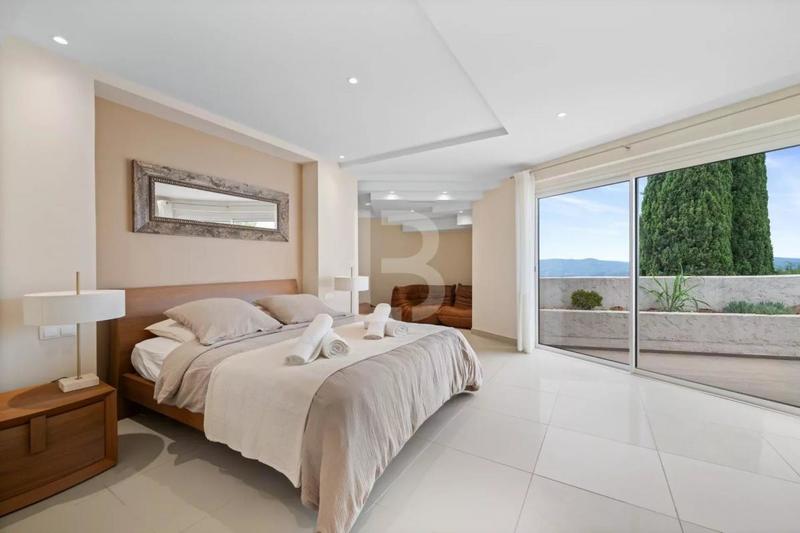 Villa - 587 m² - 8 pièces