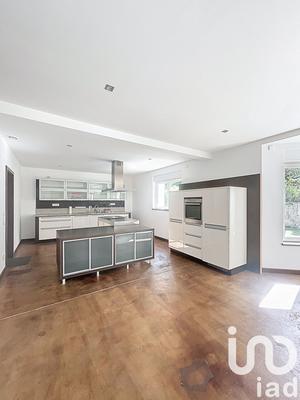 Maison - 303 m² - 8 pièces