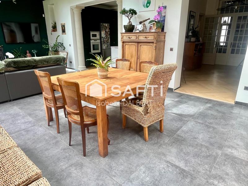 Maison - 260 m² - 8 pièces