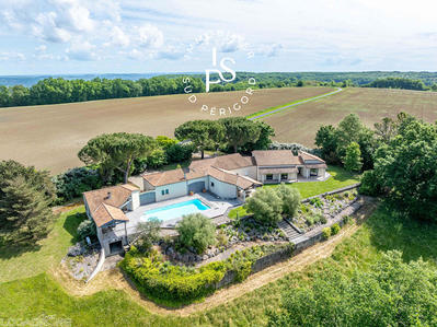 Maison - 242 m² - 9 pièces