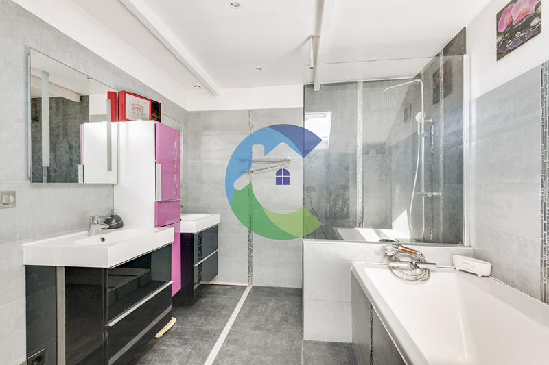 Maison - 247 m² - 7 pièces