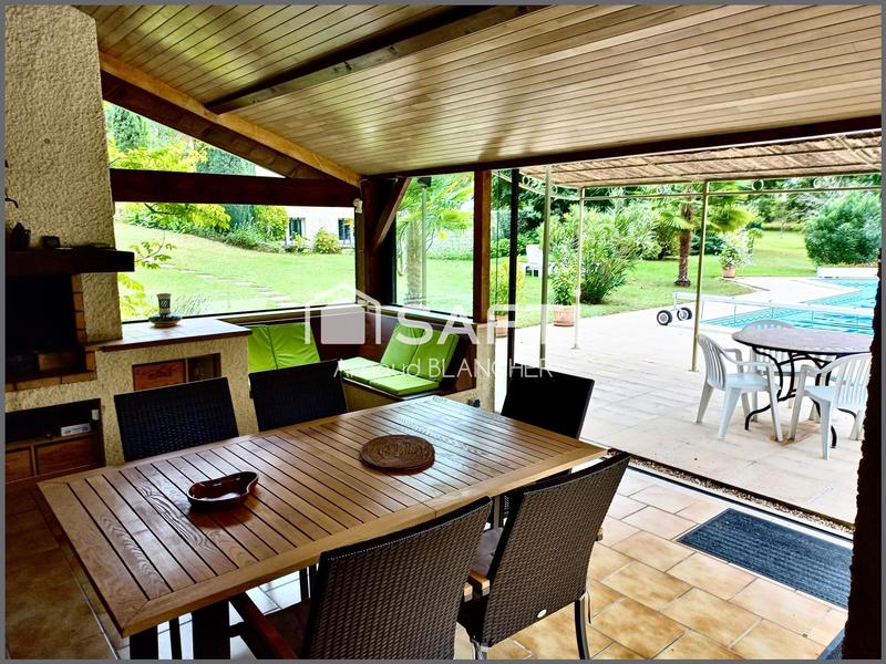 Maison - 288 m² - 10 pièces