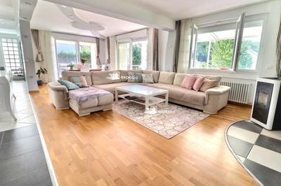 Maison - 240 m² - 7 pièces