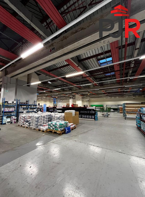 Local commercial - 2 400 m²