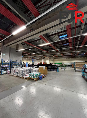 Local commercial - 2 400 m²