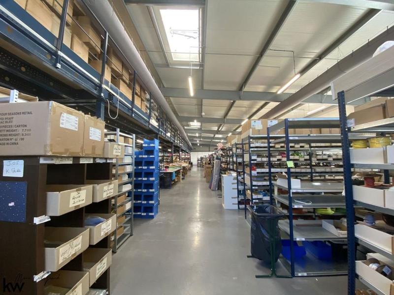 Local commercial - 2 438 m²