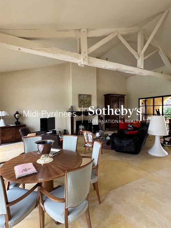 Maison de ville - 375 m² - 9 pièces