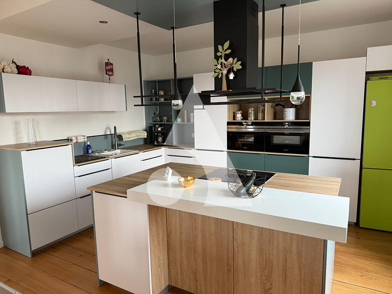 Maison - 230 m² - 10 pièces