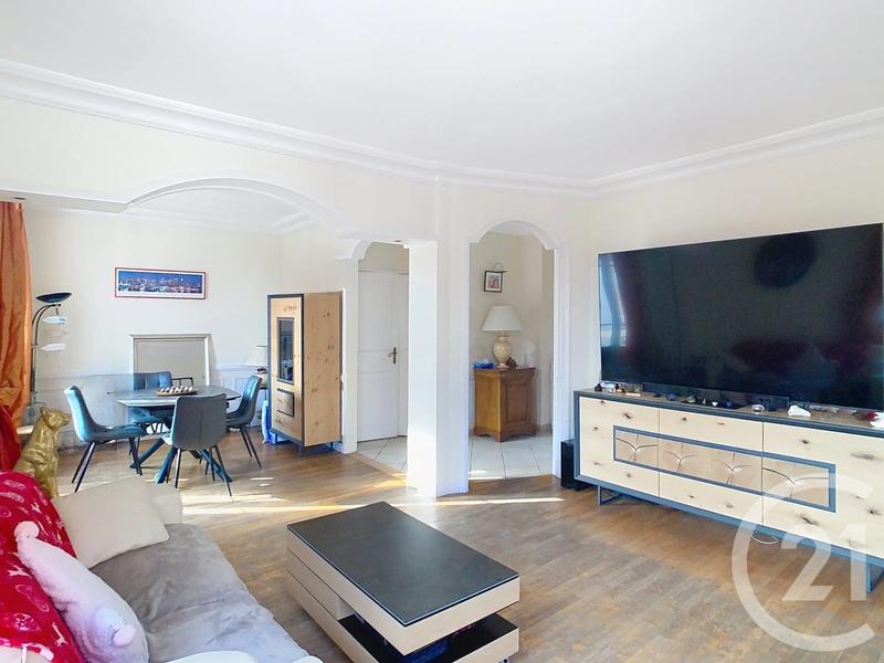 Maison - 180 m² - 8 pièces