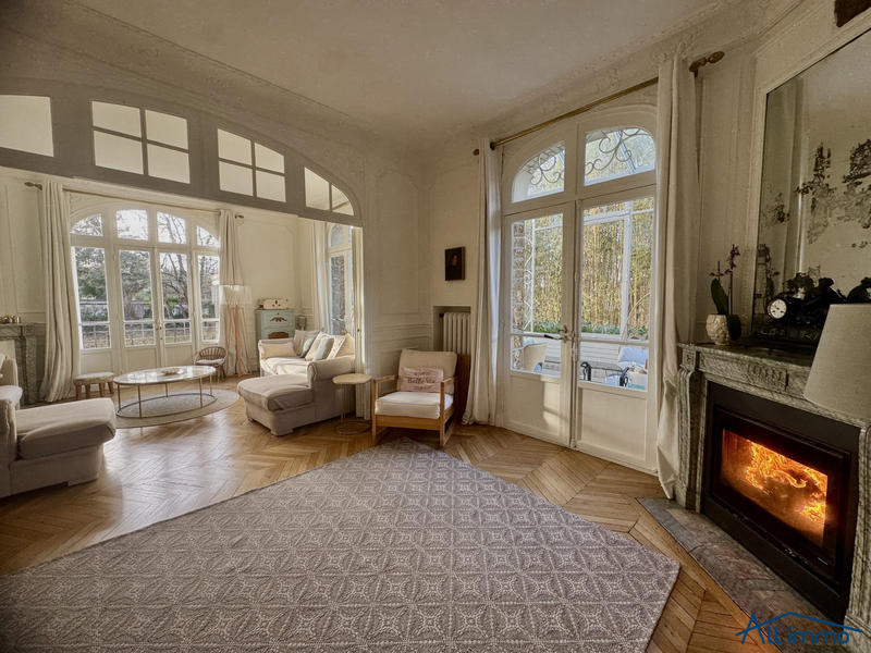 Maison - 280 m² - 7 pièces