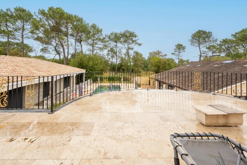 Maison - 1 000 m² - 7 pièces