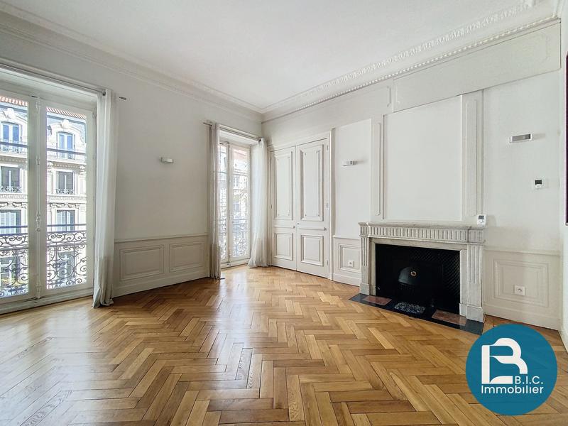 Appartement - 151 m² - 6 pièces