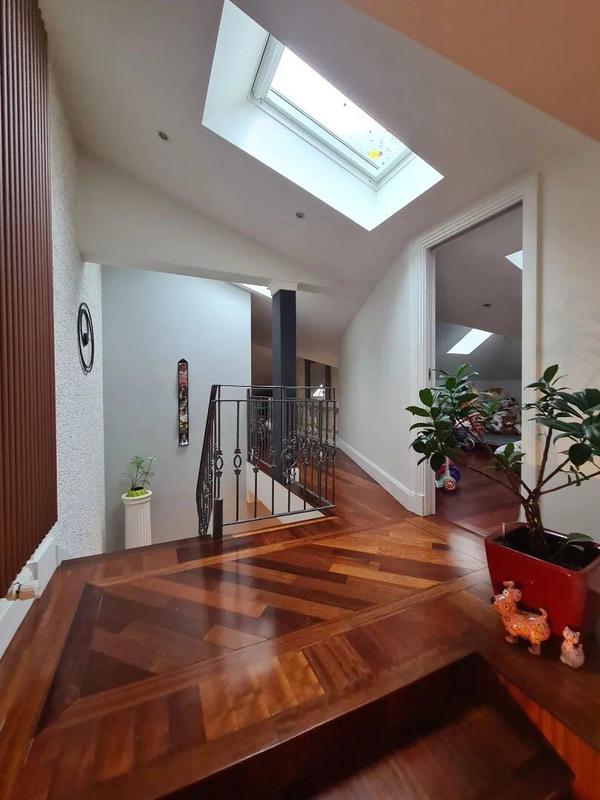 Maison - 230 m² - 7 pièces