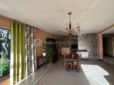 Demeure - 234 m² - 8 pièces