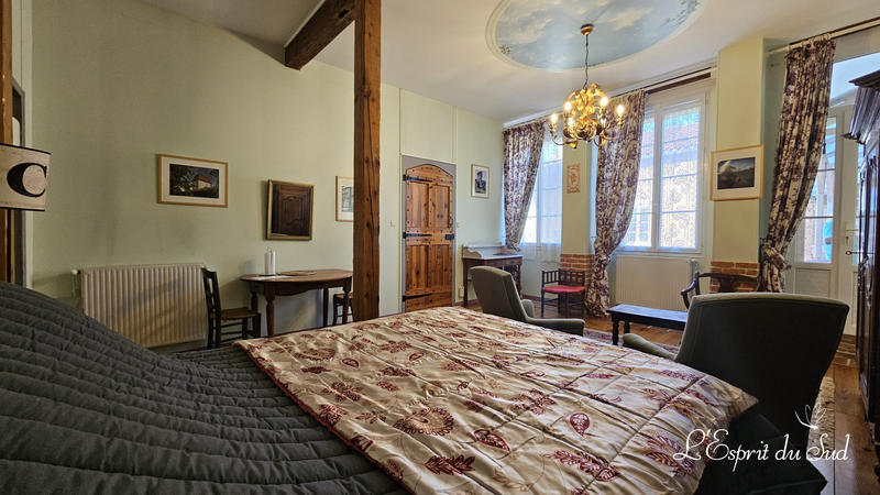 Maison ancienne - 355 m² - 8 pièces