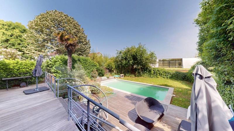 Maison - 208 m² - 6 pièces