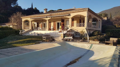 Villa - 242 m² - 9 pièces