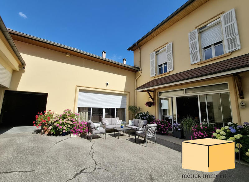 Maison traditionnelle - 377 m² - 7 pièces