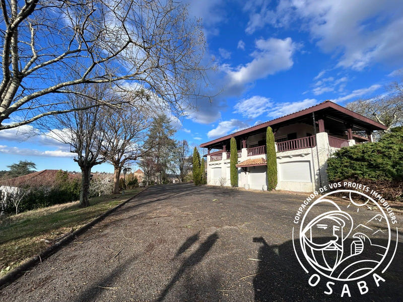 Maison - 311 m² - 8 pièces