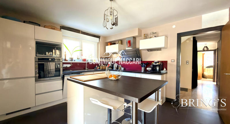 Maison - 200 m² - 7 pièces