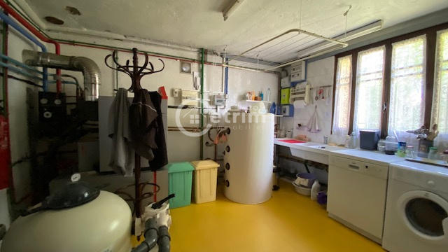 Maison - 230 m² - 8 pièces