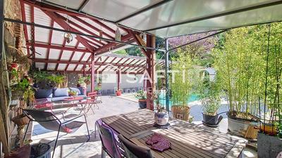 Maison - 270 m² - 9 pièces