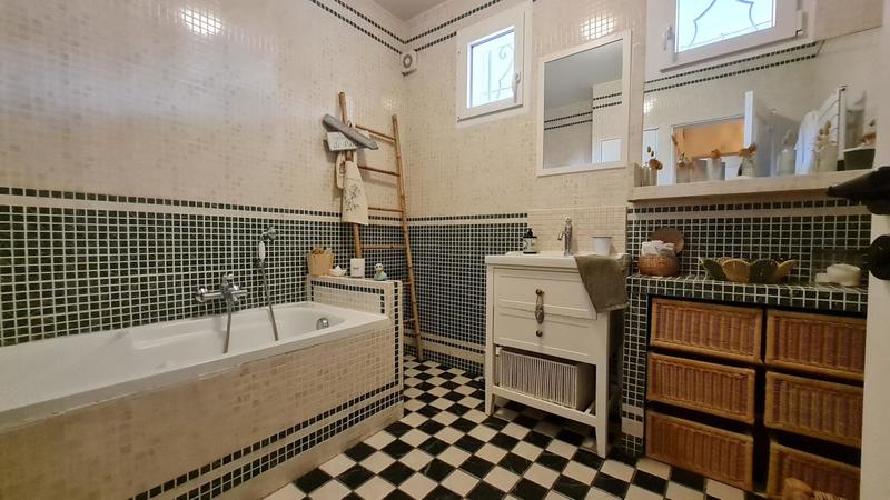 Maison - 230 m² - 8 pièces