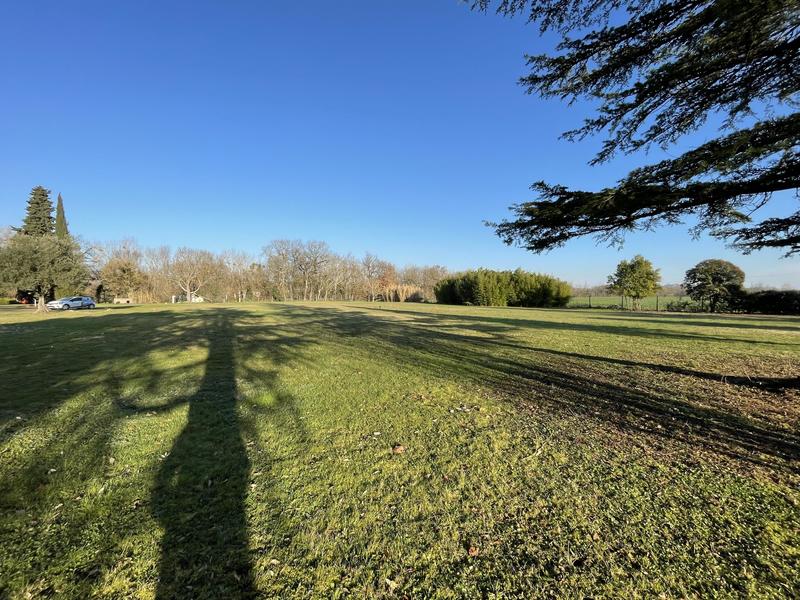 Terrain constructible - 1 077 m²