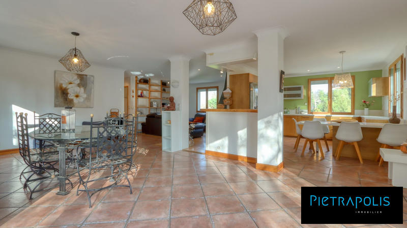 Maison - 270 m² - 9 pièces