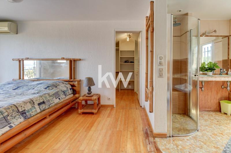 Maison traditionnelle - 217 m² - 9 pièces