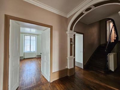 Maison - 303 m² - 8 pièces