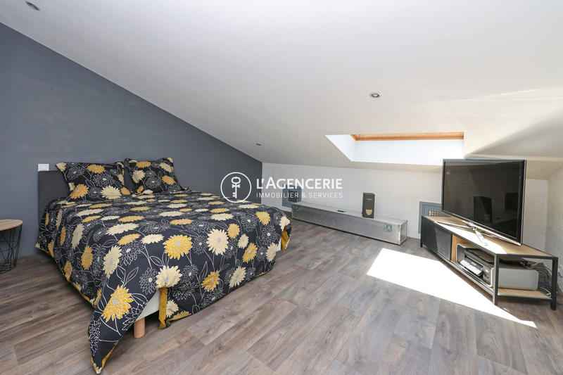 Maison - 240 m² - 8 pièces