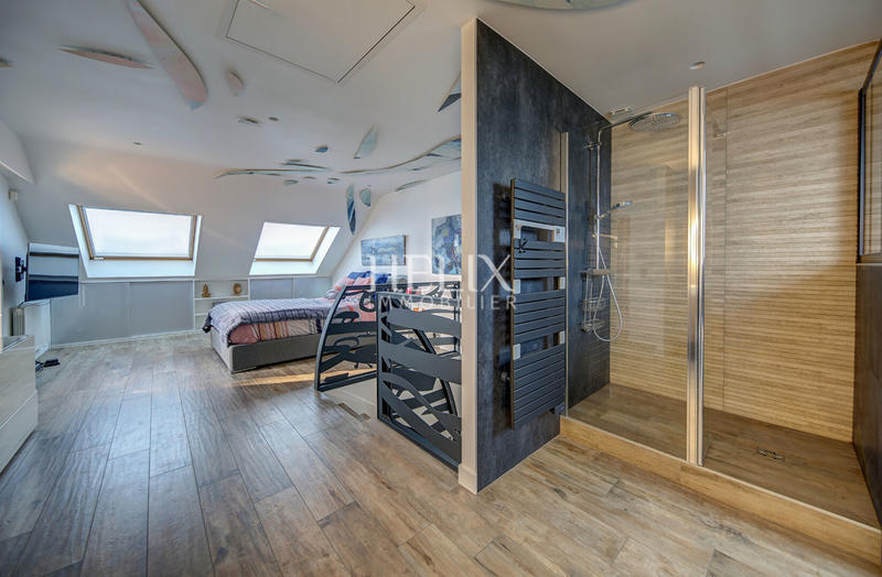 Maison - 236 m² - 9 pièces