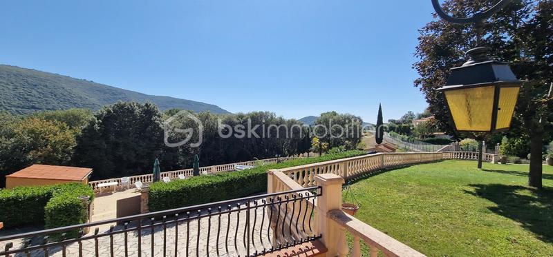 Propriété - 207 m² - 6 pièces