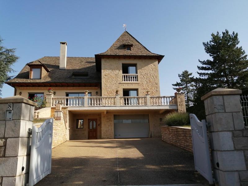 Maison - 285 m² - 8 pièces