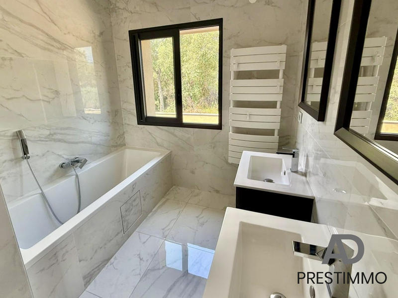 Villa - 250 m² - 6 pièces